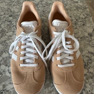 ADIDAS GAZELLE / LIKE NEW SIZE 5.5 WOMENS  SUEDE AND LEATHER SNEAKERS